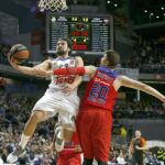 El base del Real Madrid, Sergio Llull (i), entra a canasta ante el pivot del CSKA de Moscú, Andréi Vorontsevich, durante el encuentro