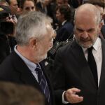 José Antonio Griñán y Manuel Chaves conversan momentos antes de escuchar la conferencia de Felipe González