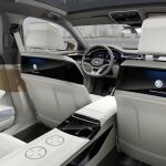 El interior es elegante y tecnológico.