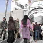 Imagen de archivo de fieles iraquíes asistiendo a misa en la iglesia de Santa María de Bagdad, bajo protección de la Policía