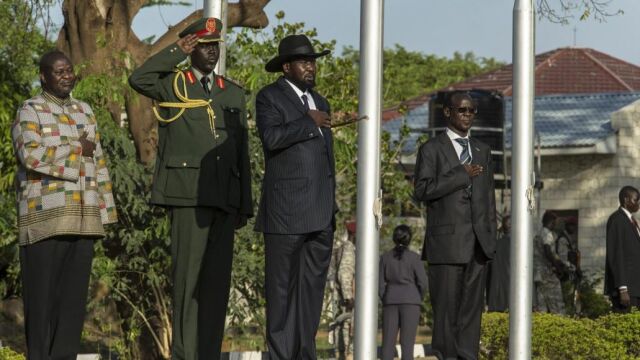 Fotografía facilitada por la misión de las Naciones Unidas en Sudán del Sur (UNIMISS) que muestra al presidente de Sudán del Sur, Salva Kiir (c), el recién designado vicepresidente de Sudán del Sur, Riek Machar (i), y el segundo vicepresidente, James Wani Igga (d), que escuchan el himno nacional después de que Machar jurase su cargo en Yuba (Sudán del Sur) ayer, 27 de abril de 2016.