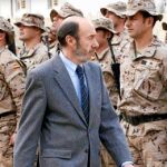 El lema que quitara Bono de la academia de suboficiales de Talarn, en Lérida, «A España servir hasta morir», luce ahora en la base de Qala-i-Now, junto a la pista de aterrizaje. Todo un detalle que ayer pudo comprobar Rubalcaba en su visita a las tropas.