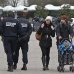 Policías en el exterior del parque Disneyland París