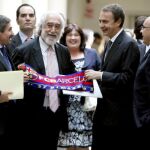 Un senador de CiU regala una bufanda del Barcelona a Zapatero
