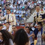 José María Manzanares y Diego Carretero saliendo a hombros de la Plaza de Toros de Alicante / David García