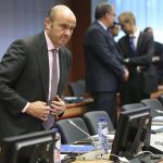 El ministro en funciones de Economía y Competitividad, Luis de Guindos al comienzo de la reunión de los ministros de Economía del Eurogrupo.