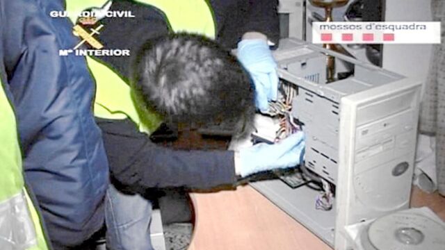 En la imagen, los Mossos d’Esquadra en una investigación contra abusos sexuales.