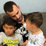 Jesé con dos hijos de sus hijos