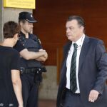 El director de Planificación y Gestión del Elche, Julio Martínez (d), a su llegada a la vista oral entre el Eibar, Elche y la Liga ayer