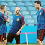 Andrés Iniesta, junto a Iago Aspas y Busquets en la sesión de recuperación después de la victoria ante Irán / Efe