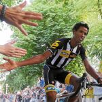 Daniel Teklehaimanot, eritreo, saluda a los aficionados del Tour