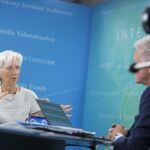 Fotografía facilitada por el Fondo Monetario Internacional (FMI) que muestra a su directora gerente, la francesa Christine Lagarde, durante una rueda de prensa por internet en la sede del FMI