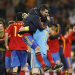 La prensa mundial se rinde a los «héroes» Villa y Casillas