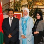 Don Sulaiman Abdallah Al Harbi, embajador del Estado de Kuwait; la anfitriona doña Kifaya Khamis M. Al Raisi, embajadora del Sultanato de Omán y doña Abeer Th. O. Alsubie, esposa del embajador de Kuwait.