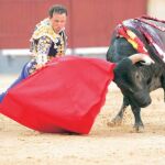 Rafaelillo comienza la faena al segundo con un muletazo por bajo, ayer en Las Ventas