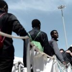 Fotografía facilitada por Médicos Sin Fronteras, del desembarco de inmigrantes en Valencia