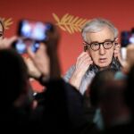 El director estadounidense Woody Allen (d) y la actriz Kristen Stewart (i) ofrecen una rueda de prensa durante la presentación de su película "Cafe Society"