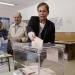 La presidenta del Gobierno de Navarra ,Uxue Barkos, deposita su voto