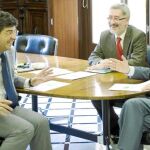 Griñán y Arenas se reúnen hoy tras dar IU y PA su apoyo total a la gran caja