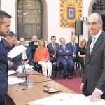 Javier Iglesias, en el momento de jurar su cargo como presidente de la Diputación de Salamanca