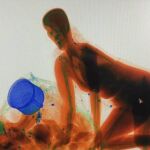 Imagen de la silueta de una mujer en pantalla del control del escáner de la estación