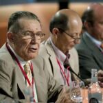 El economista y premio Príncipe de Asturias de Ciencias Sociales Juan Velarde (i), acompañado por el rector de la Universidad Antonio de Nebrija, Fernando Fernández