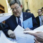 El presidente Puig atiende a representantes de padres de las escuelas concertadas en la entrada a Les Corts