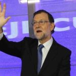 Mariano Rajoy saluda junto a María Dolores de Cospedal y Fernando Martínez-Maillo, al inicio de la reunión del Comité Ejecutivo Nacional, tras los resultados de las elecciones del 26J.