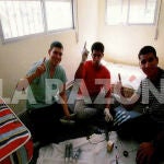 Los terroristas levantan su dedo índice derecho, haciendo el gesto de la Unicidad (Tawhid), muestra inequívoca de su pertenencia al salafismo combatiente