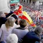 Alberto Fernández coloca la bandera española en el balcón del ayuntamiento