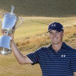 Jordan Spieth sostiene su trofeo