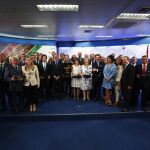 Los premiados con los galardones de «A TU SALUD» se hicieron una foto al final del acto con el ministro de Sanidad, Alfonso Alonso.