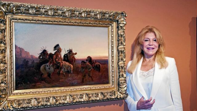 La baronesa Carmen Thyssen, posa junto a la obra de Charles Winar de 1856 «En busca del rastro».
