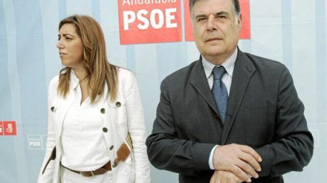 José Antonio Viera, en la imagen con Susana Díaz, se presenta como el «mediador» ante la Junta