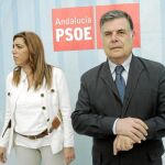 José Antonio Viera, en la imagen con Susana Díaz, se presenta como el «mediador» ante la Junta