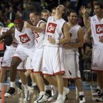 Los jugadores del CAI Zaragoza expresan su júbilo tras derrotar al Regal FC Barcelona en la prórroga del partido
