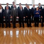 El presidente del gobierno Pedro Sánchez (2d), durante la foto de familia antes de la Cumbre de Trabajo informal sobre inmigración y asilo, hoy en Bruselas.-EFE/Horst Wagner