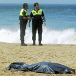 Imagen de archivo de un inmigrante muerto sobre la arena. La Guardia Civil cree que los cuerpos viajaban en una patera que naufragó