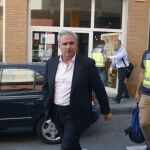 El presidente de la Federación Española de Taekwondo, el alicantino Jesús Castellanos Pueblas, junto con agentes de la Unidad de Delincuencia Económica y Fiscal (UDEF) de Madrid y Alicante tras el registro efectuado a la sede de la Federación Española de Taekwondo