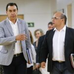 El vicesecretario de Organización del PP, Fernando Martínez-Maíllo (i), y el secretario general de CC-PNC, José Miguel Barragán, se dirigen a la reunión que han mantenido hoy en el Congreso comisión negociadora de Coalición Canaria (CC-PNC) y el equipo designado a tal efecto por el Partido Popular