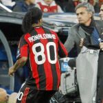 José Mourinho llama la atención de Ronaldinho en el momento en el que el brasileño se iba al vestuario. Le despidió con un largo abrazo
