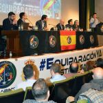 El presidente de la Asociación Justicia Salarial para la Policía, JUSAPOL, Natan Espinosa (d), durante su intervención en la II Mesa de Castilla y León por la equiparación salarial de todas las policías de España que se ha celebrado en Palencia