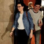 La líder de ERC, Marta Rovira, y el portavoz, Sergi Sabrià, salen de una reunión esta semana en el Parlament. EFE
