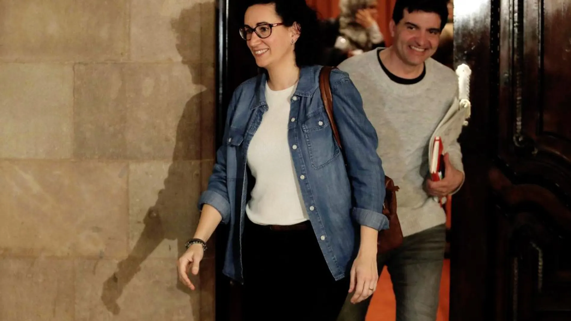 La líder de ERC, Marta Rovira, y el portavoz, Sergi Sabrià, salen de una reunión esta semana en el Parlament. EFE