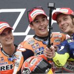 Marc Marquez entre Dani Pedrosa y Valentino Rossi en el podio del circuito alemán de Sachsenring.