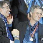 Mourinho, que se despidió el lunes del presidente del Inter, espera que el Real Madrid le llame para firmar y anunciar su presentación