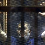 El expresidente egipcio, Mohamed Mursi, en el interior de una celda durante su juicio en un tribunal de El Cairo el pasado 2 de junio de 2015