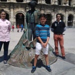 Alumnos de la escuela de tauromaquia de Nimes, delante del coso
