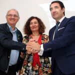El consejero Juan Carlos Suárez-Quiñones presenta el nuevo servicio de transporte turístico y la firma de un protocolo de vivienda junto a la alcaldesa de Ponferrada, Gloria Merayo y Antolín de Celo