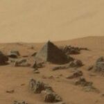 Imagen de la roca en forma de pirámide localizada por el robot Curiosity